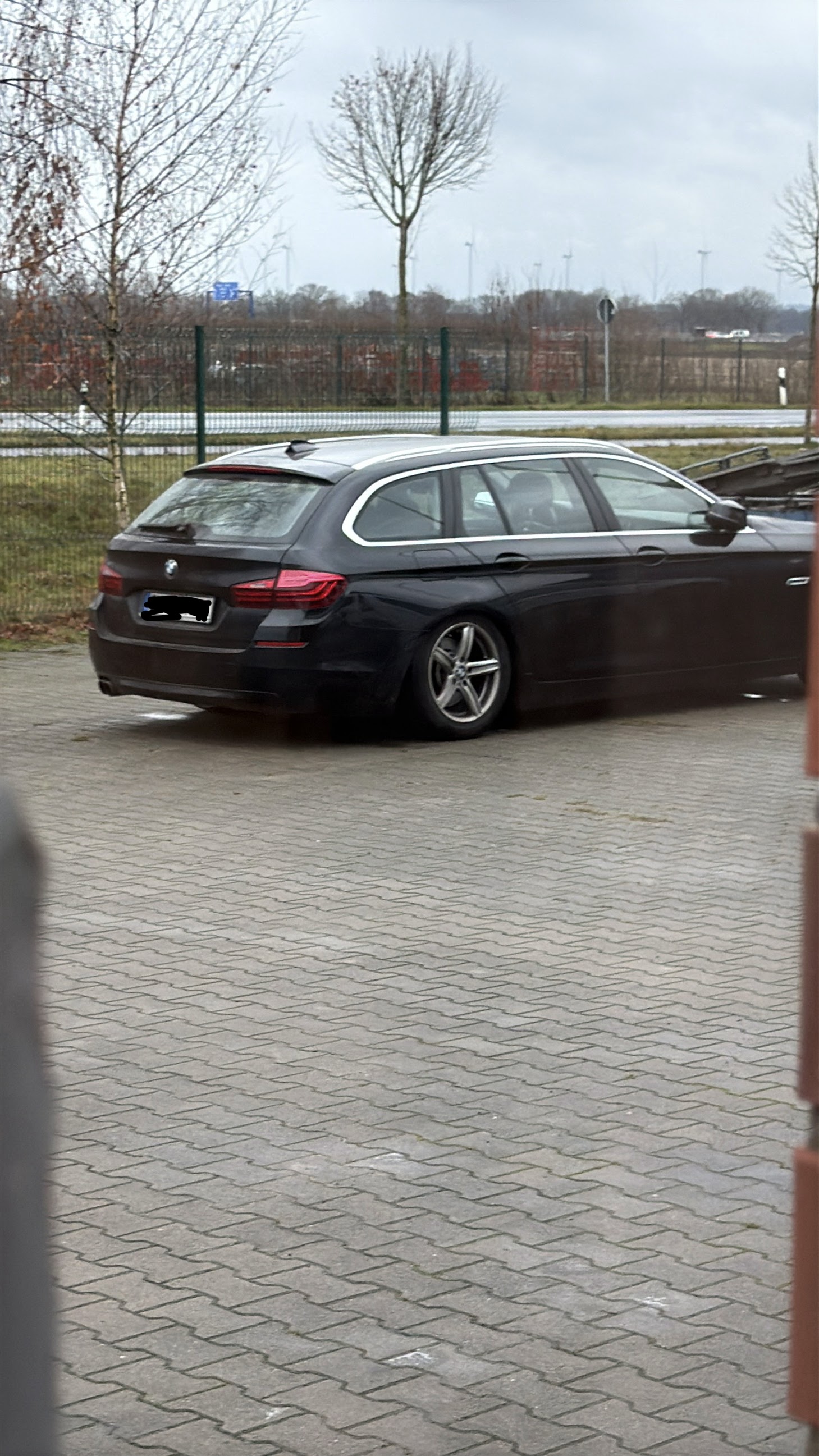 Fahrzeuge auf dem Hof von Martins Autoservice